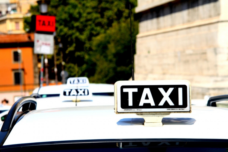 taxis-LA BRIGUE-min_taxi_auto_rome_road_white-1051610